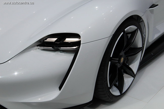 Porsche презентовал 600-сильный электрокар Mission E (новые фото)