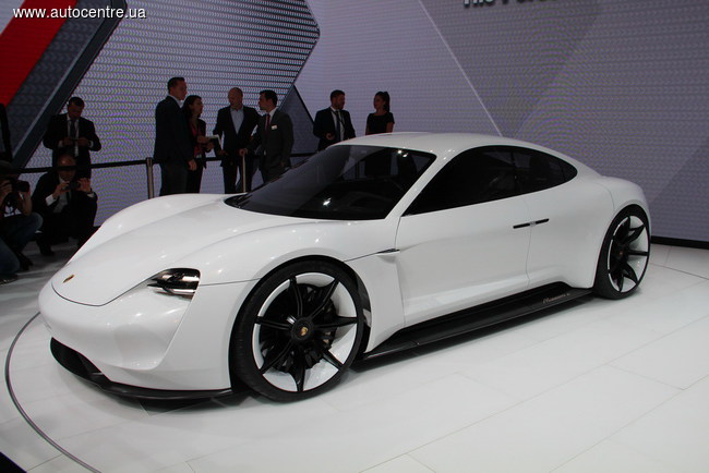 Porsche презентовал 600-сильный электрокар Mission E (новые фото)
