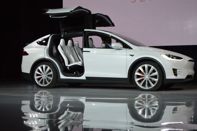 Элон Маск официально презентовал Tesla Model X 