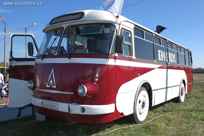 Интересные грузовики и автобусы Old Car Land-2015