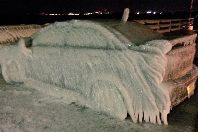 iВ США автомобили превратились в ледяные скульптуры