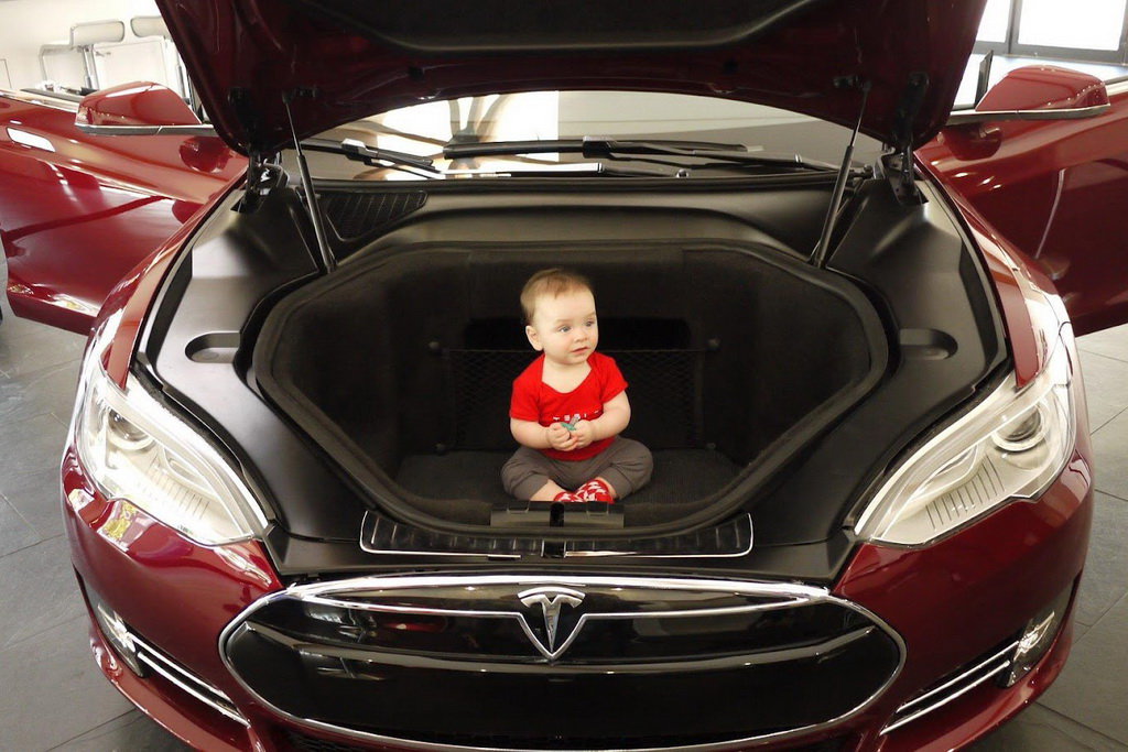 Украинцы нашли двигатель внутреннего сгорания в электромобиле Tesla