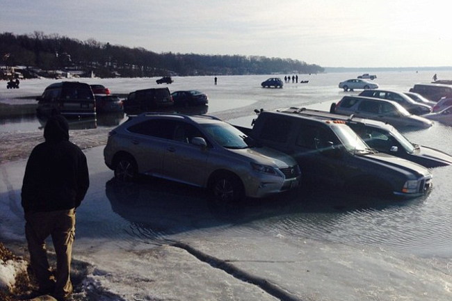 Под лед провалились сразу 15 автомобилей
