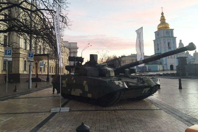 В центре Киева появился новейший боевой танк