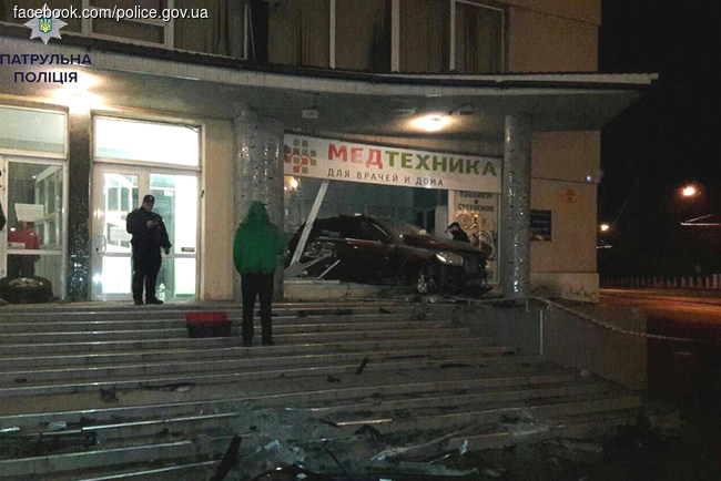 В Одессе пьяный водитель на Mercedes МL-Class влетел в магазин