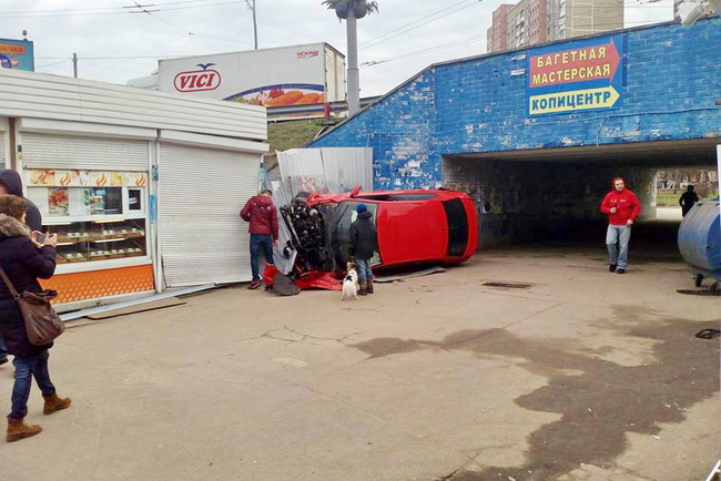 Пьяный водитель в Киеве уронил машину на киоск