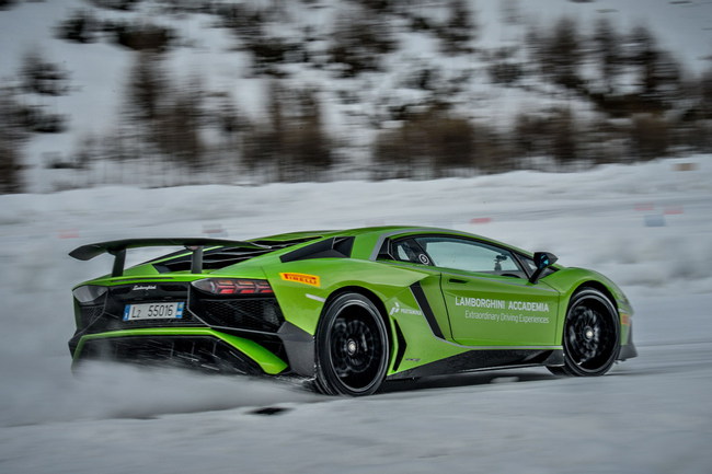 Как на Lamborghini учат ездить  по снегу и льду? (+Видео)