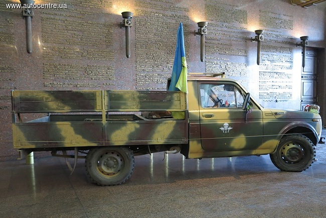Автомобили-защитники аэропорта Донецка 
