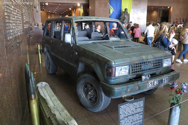 Автомобили-защитники аэропорта Донецка 