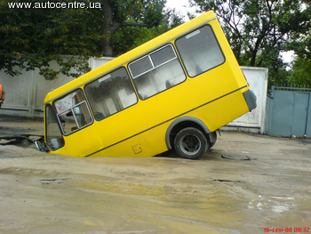 Маршрутка провалилась под землю